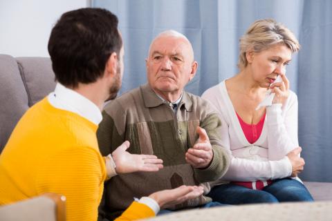couples de seniors qui discute avec un médiateur familial