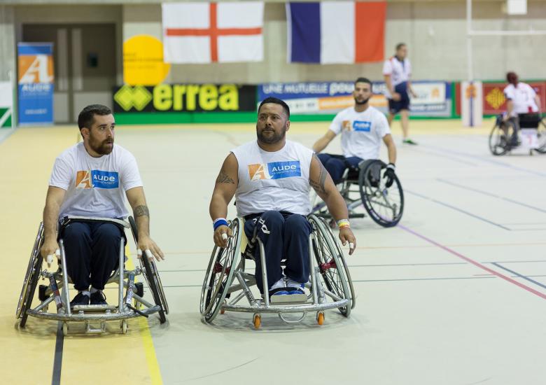 deux hommes pratiquant du handisport